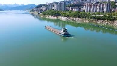 4K航拍城市长江轮船驶过江面江水视频的预览图